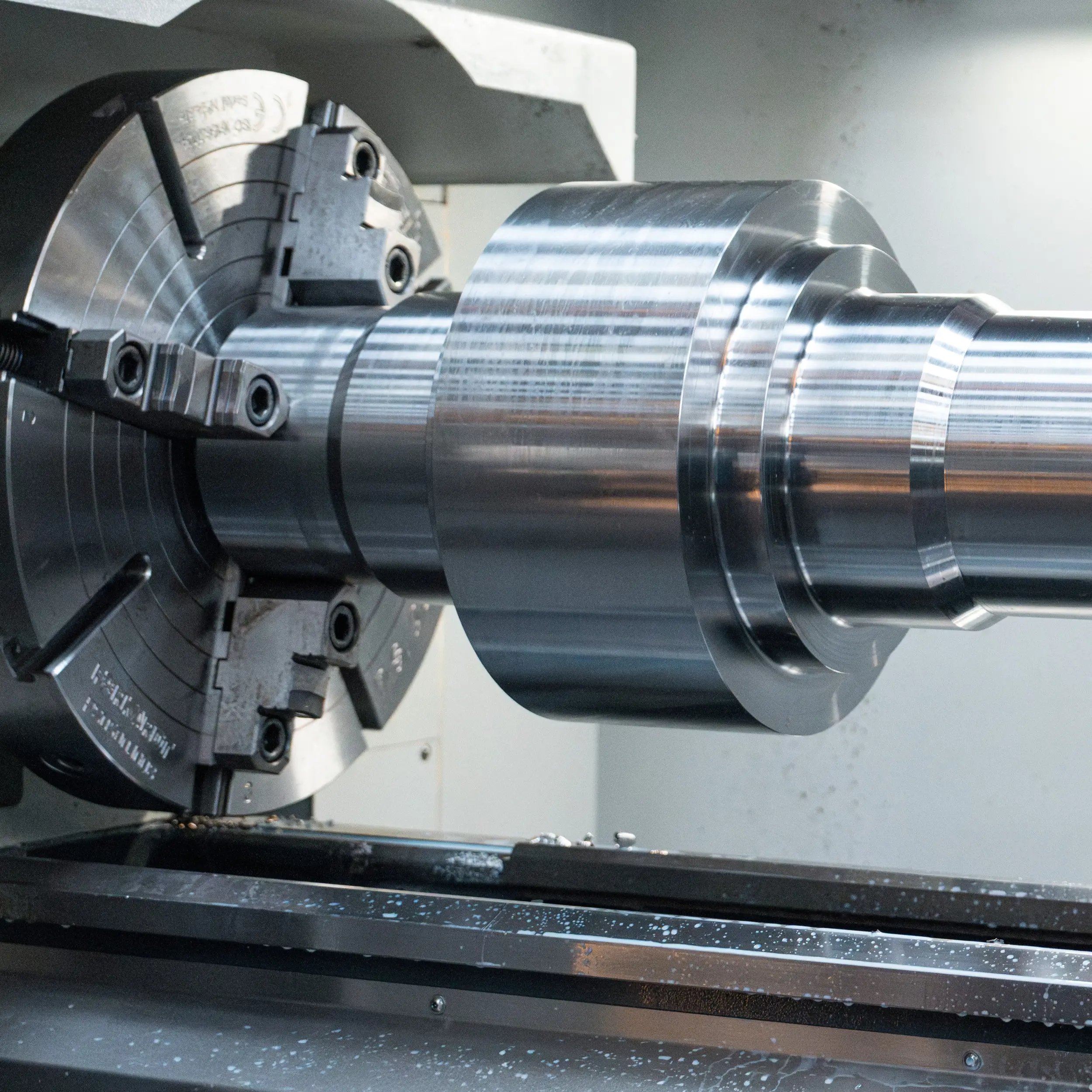 Material auf einer NC-Drehmaschine