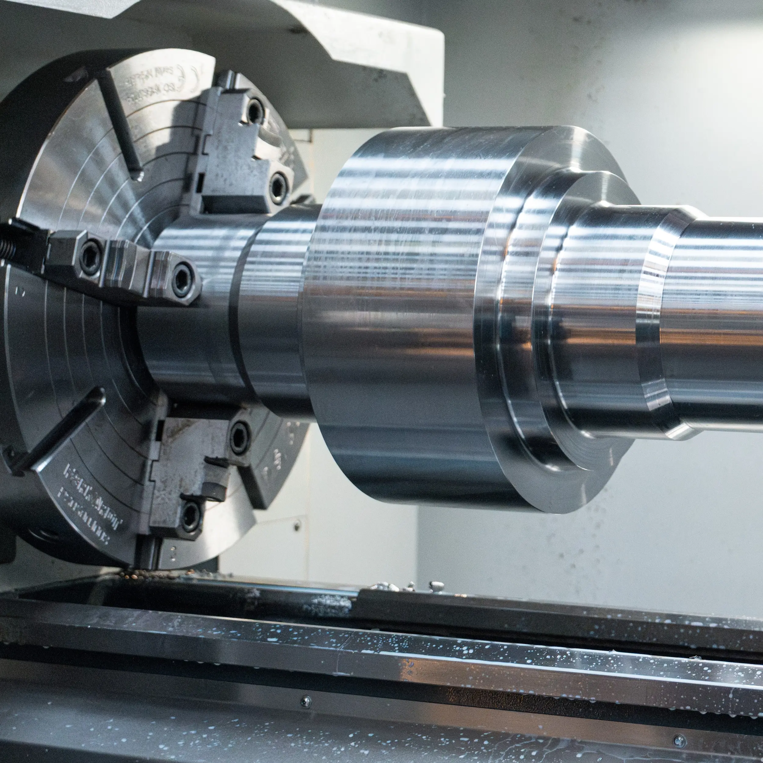 Material auf einer NC-Drehmaschine